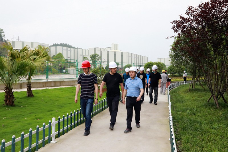 熊良虎在沉庆市中科大业集团调查时强调：对峙生态优先战术，想好生态经、走好扶贫路