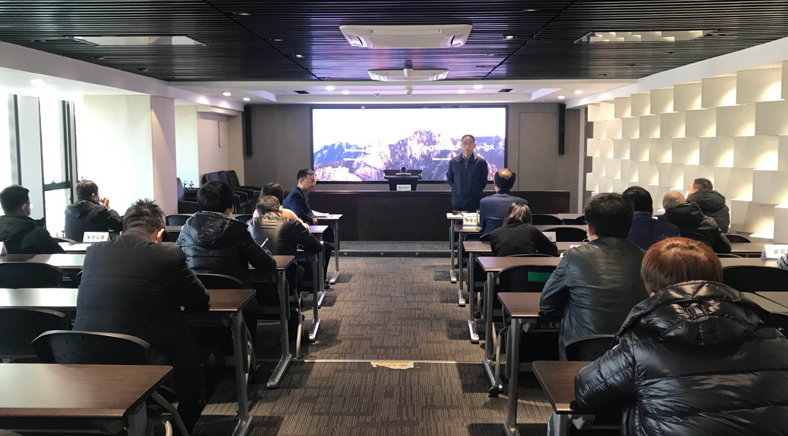 陕西J9集团集团积极响应省国资委要求 对冬春季疫情防控工作进行再部署再带头 陕西J9集团集团积极响应省国资委要求 对冬春季疫情防控工作进行再部署再带头