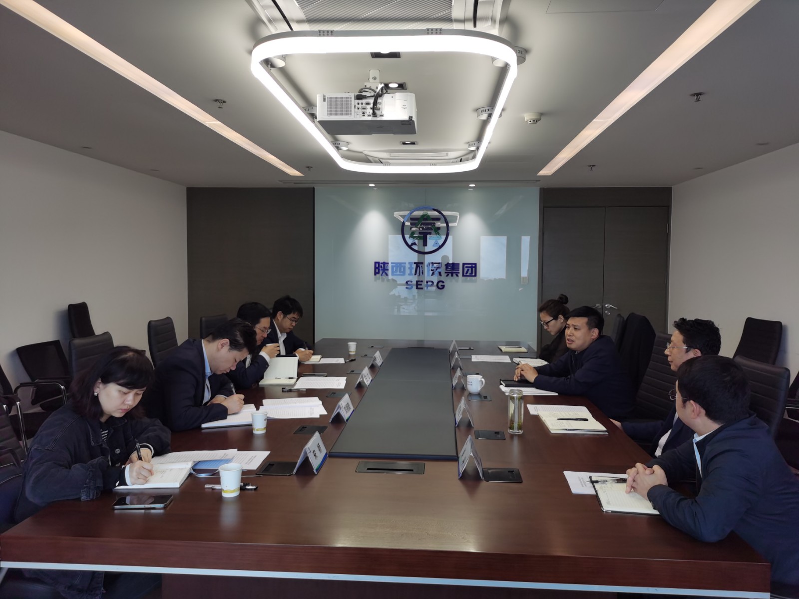 省纪委监委驻陕西金资公司纪检监察组到陕西J9集团集团互换座谈