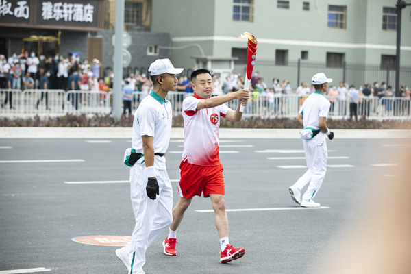 高慢！陕西J9集团集团职工王玮参加十四运会火炬传递！
