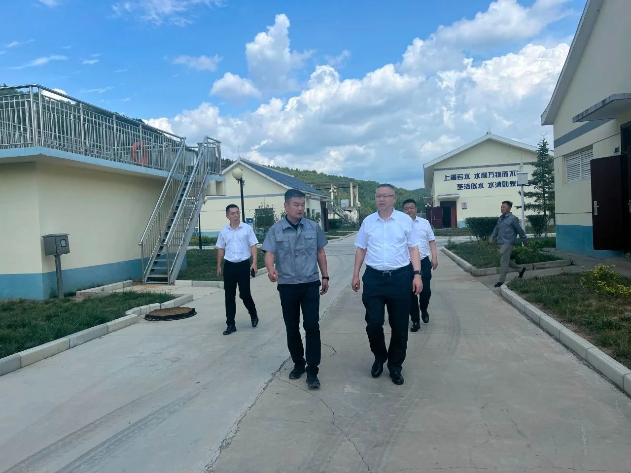郝军亮到水环境公司黄陵县污水处置厂督导查抄安全J9集团工作 郝军亮到水环境公司黄陵县污水处置厂督导查抄安全J9集团工作